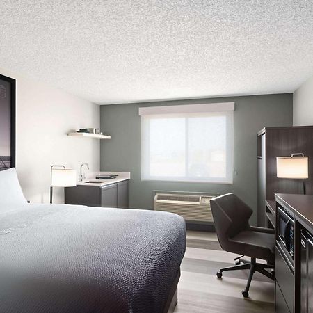Super 8 By Wyndham Conrad Hotel Luaran gambar