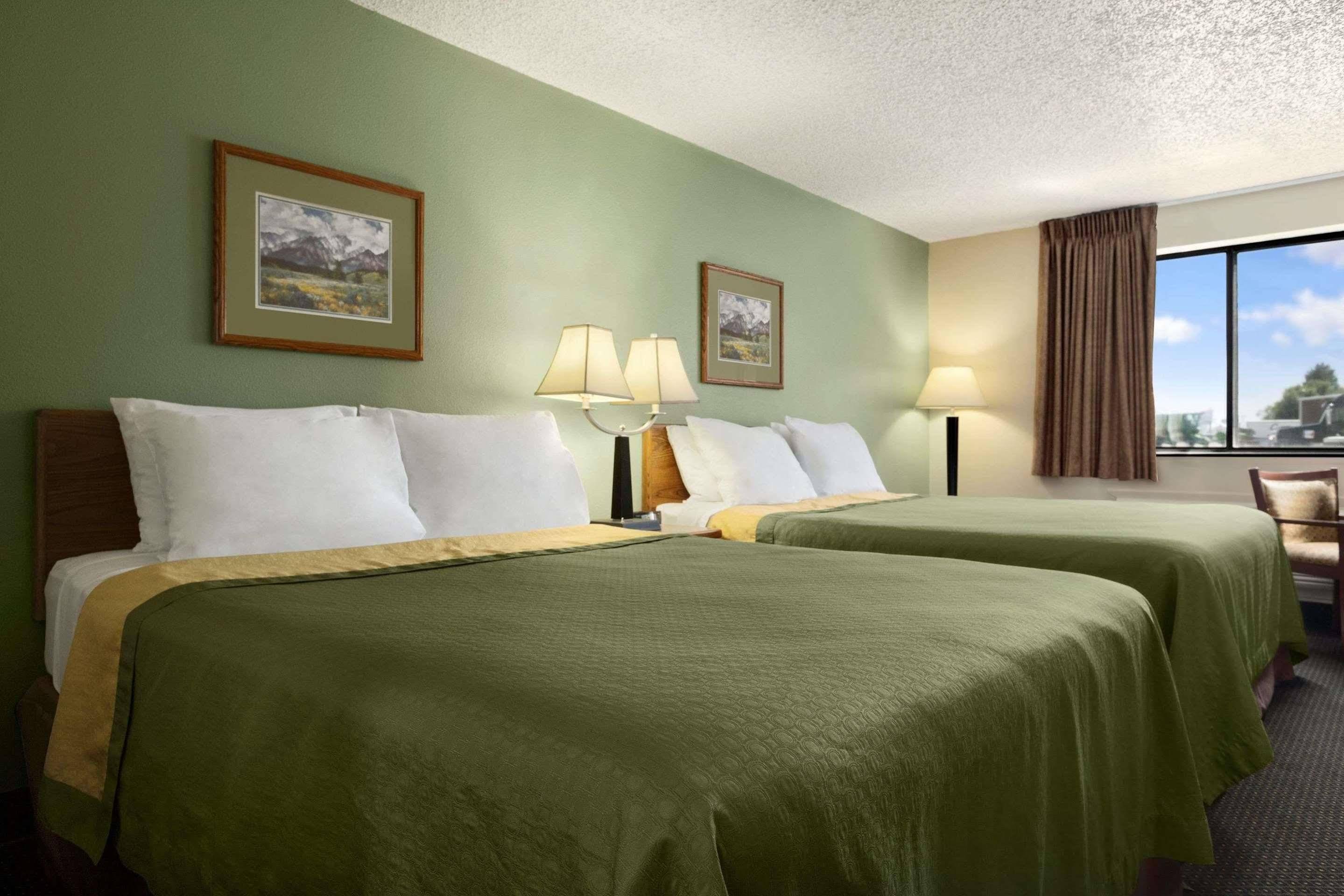 Super 8 By Wyndham Conrad Hotel Luaran gambar