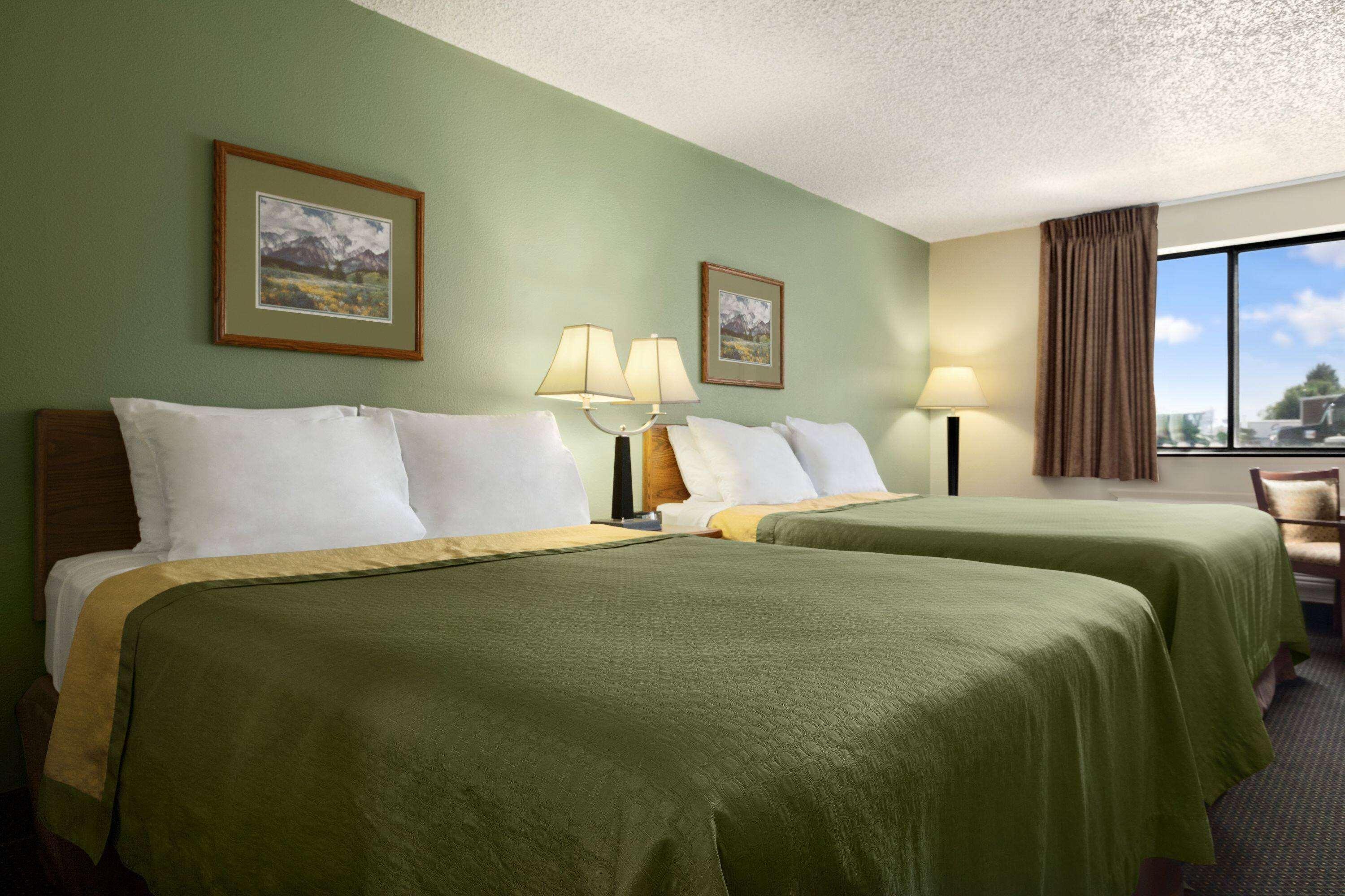 Super 8 By Wyndham Conrad Hotel Luaran gambar