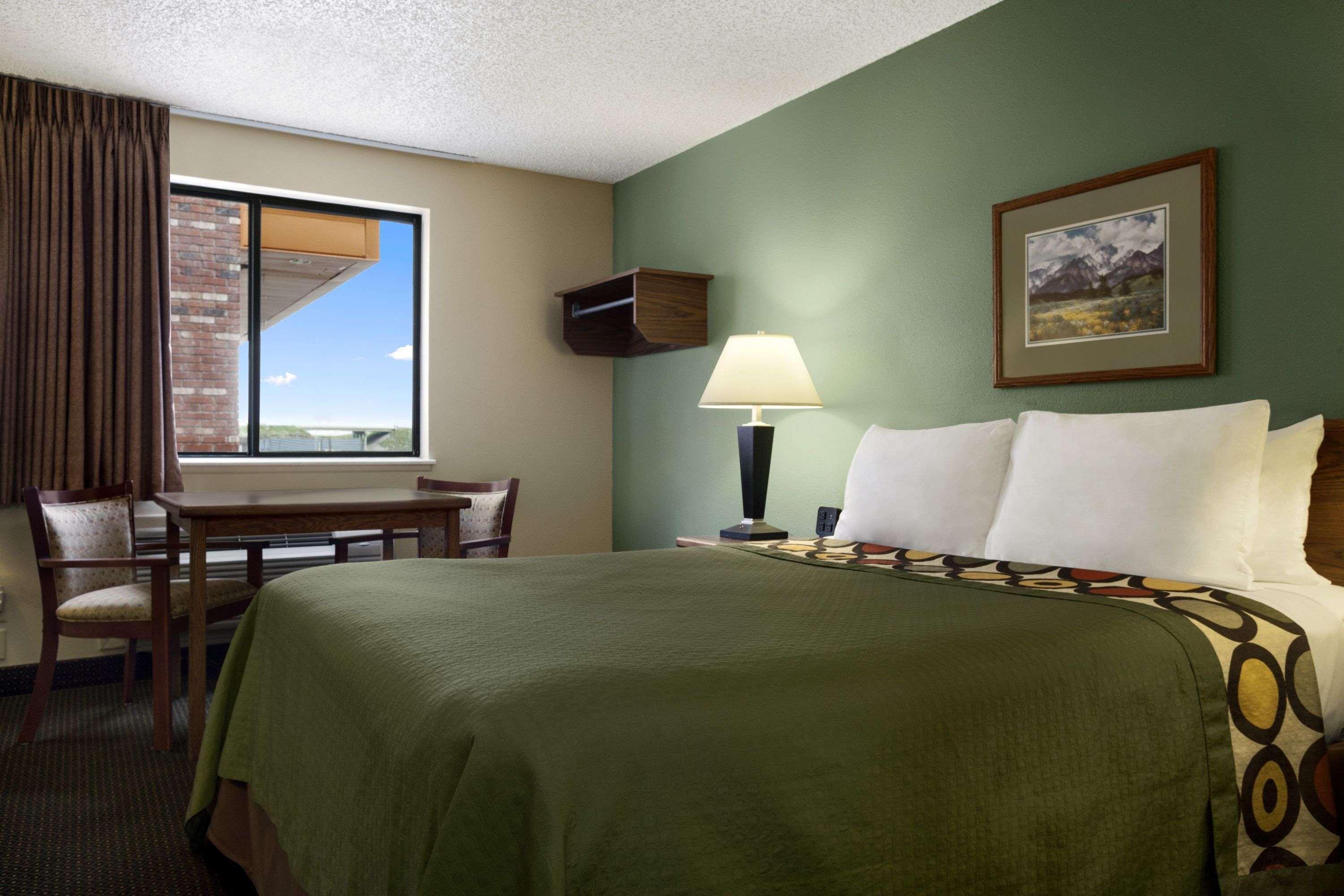 Super 8 By Wyndham Conrad Hotel Luaran gambar