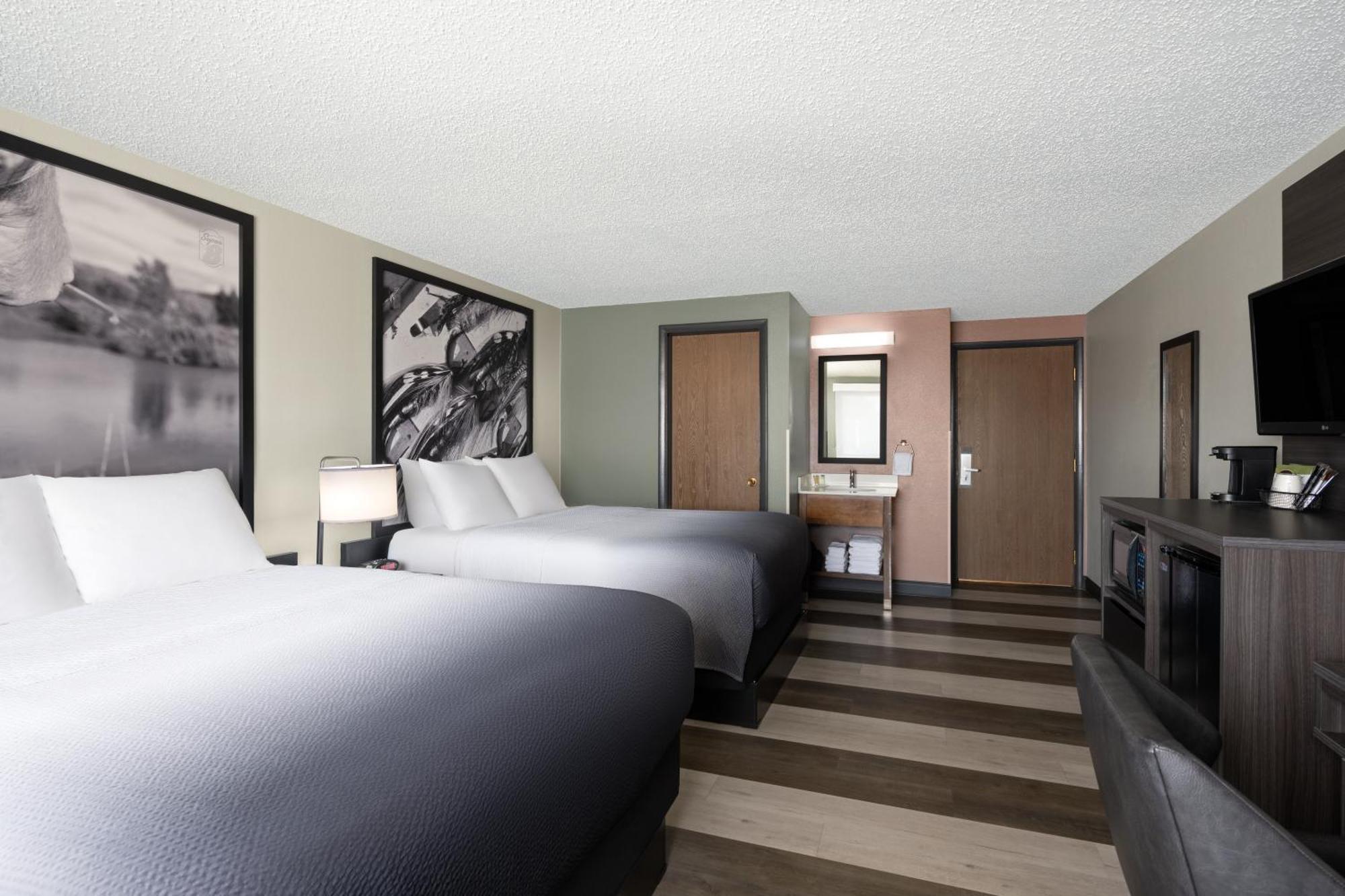 Super 8 By Wyndham Conrad Hotel Luaran gambar