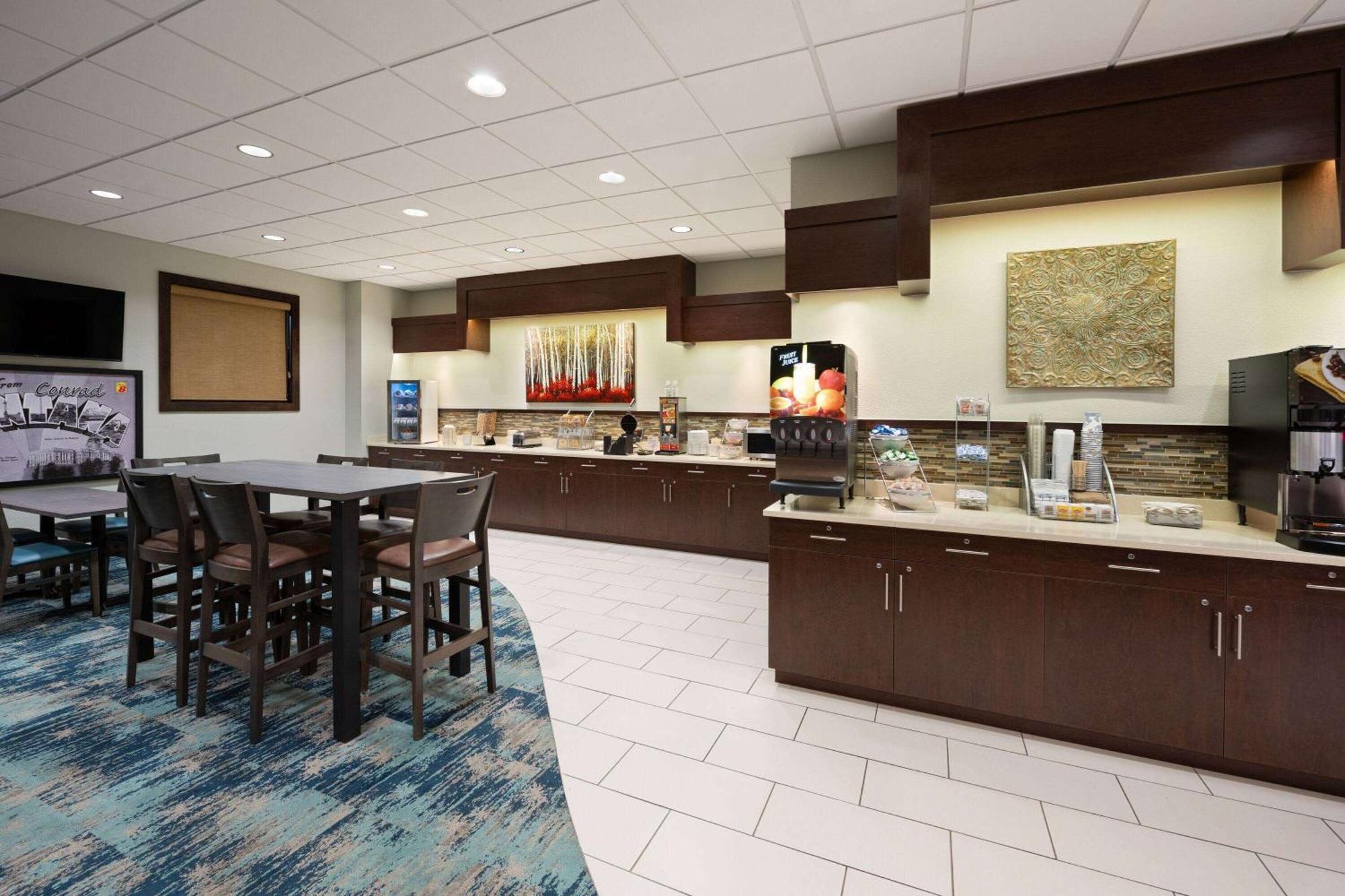 Super 8 By Wyndham Conrad Hotel Luaran gambar