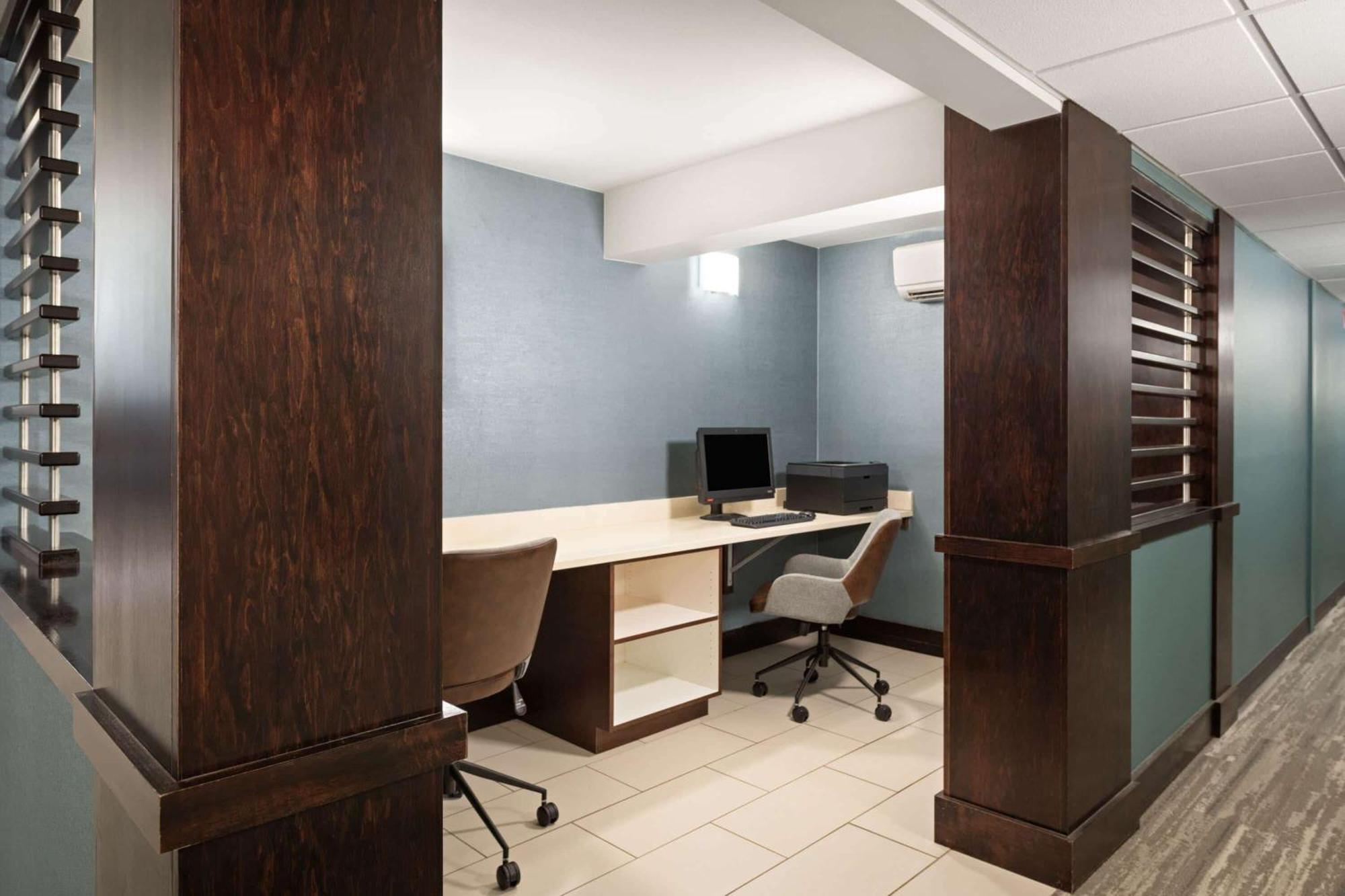 Super 8 By Wyndham Conrad Hotel Luaran gambar