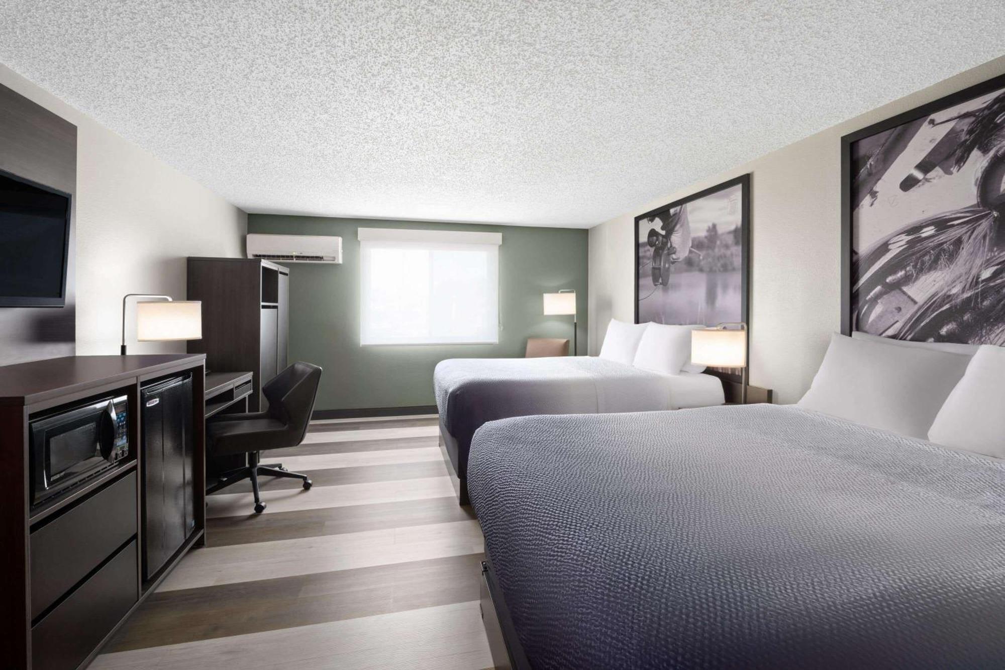 Super 8 By Wyndham Conrad Hotel Luaran gambar