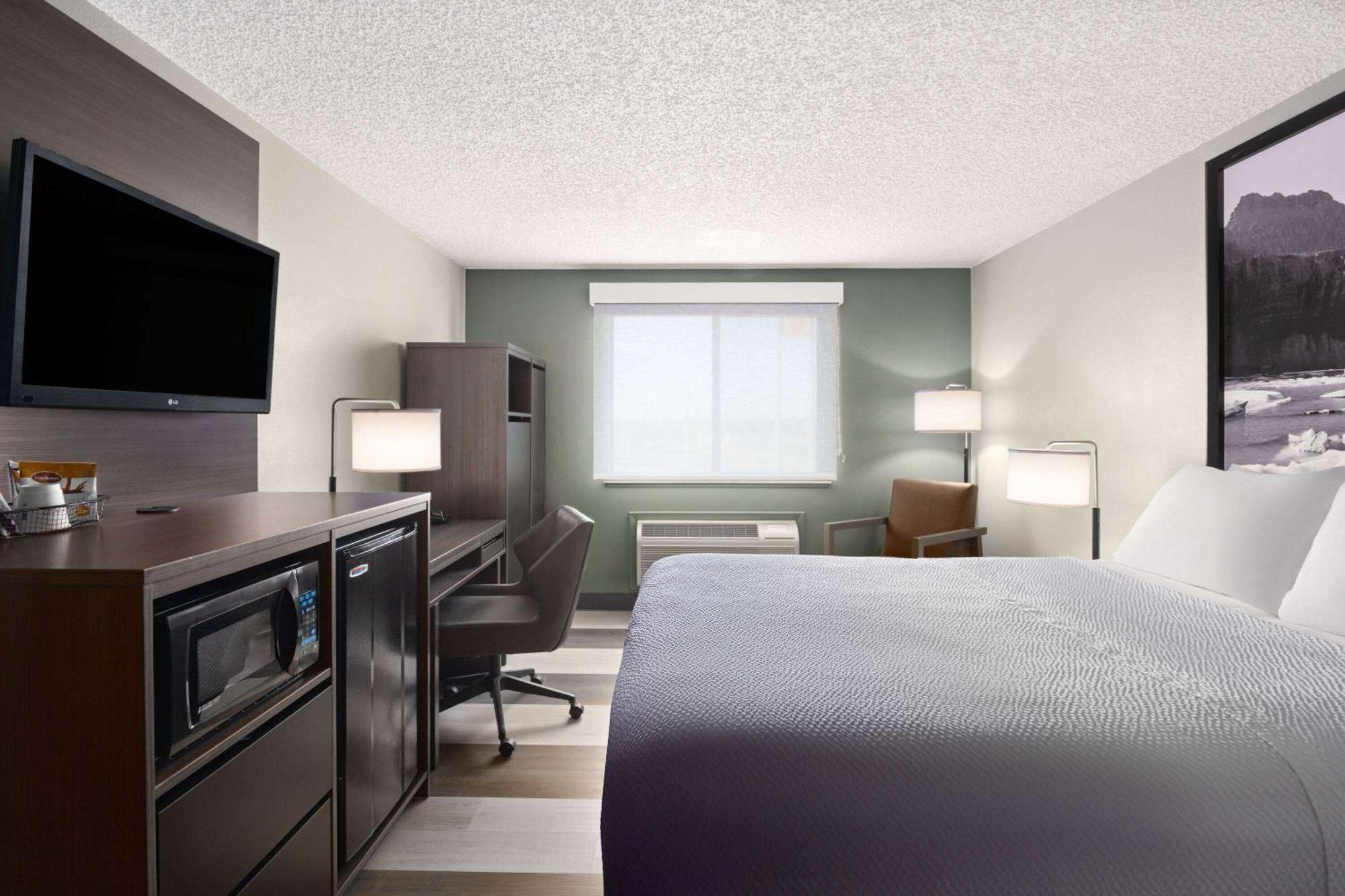 Super 8 By Wyndham Conrad Hotel Luaran gambar