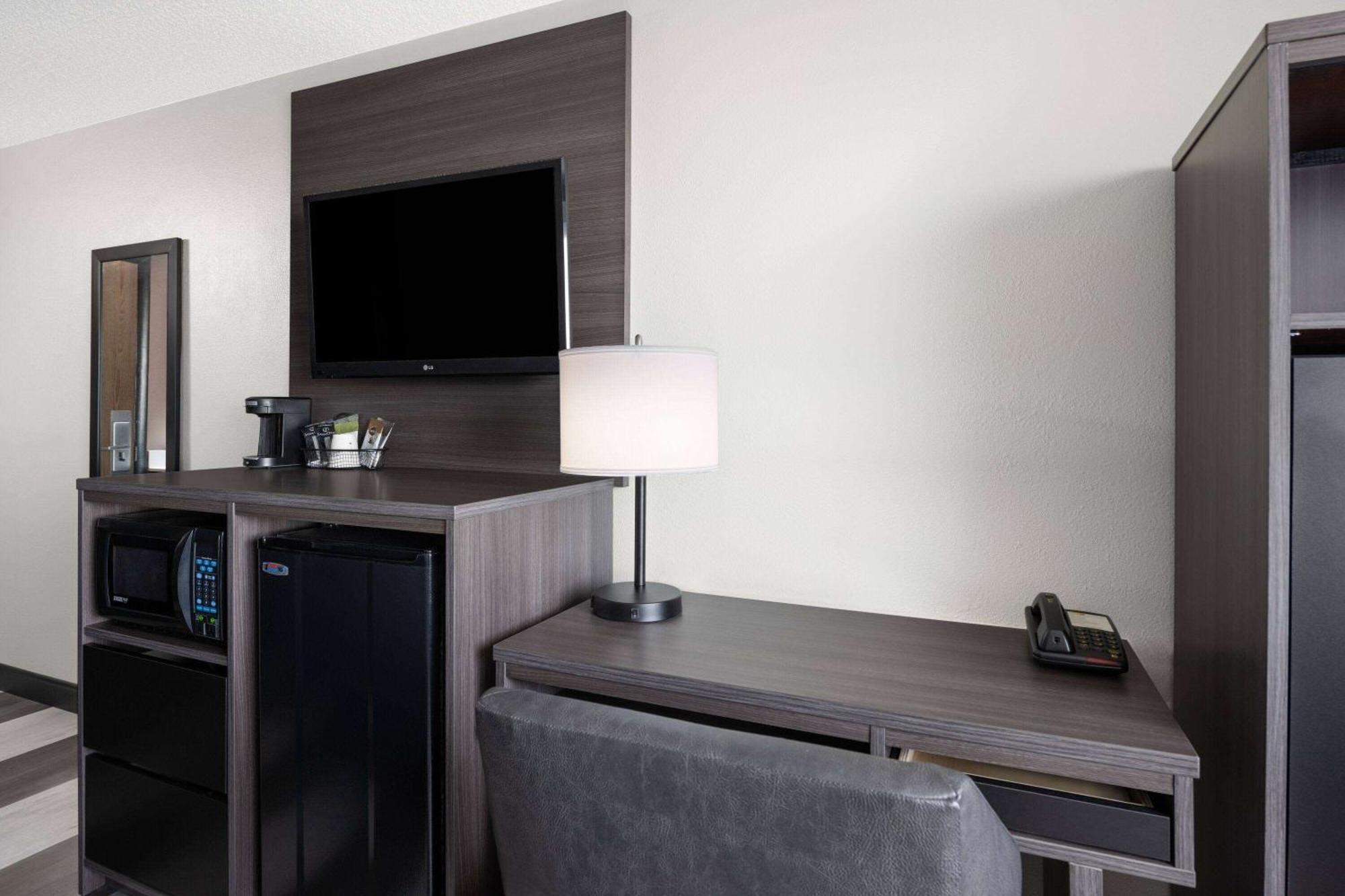Super 8 By Wyndham Conrad Hotel Luaran gambar