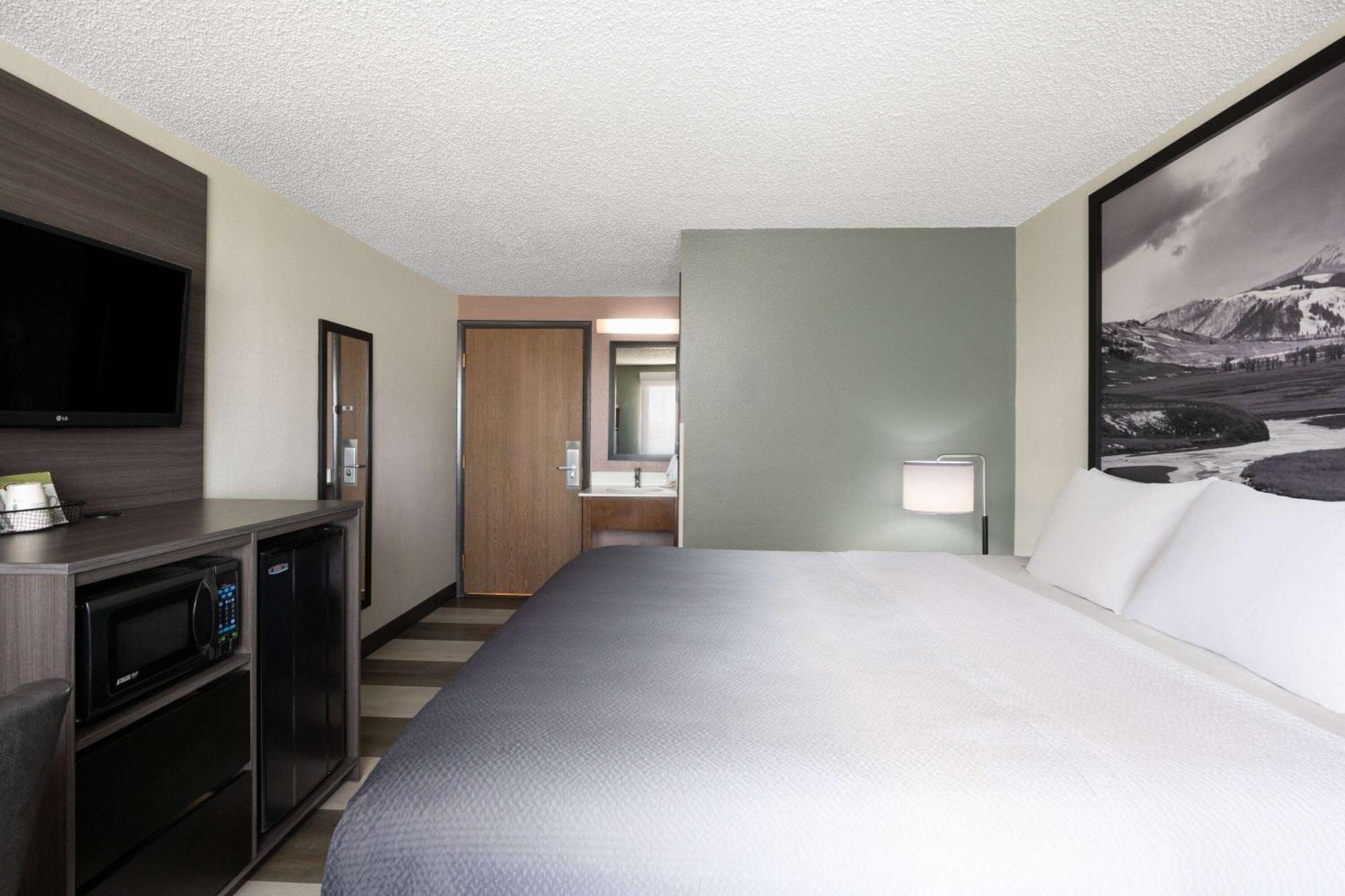 Super 8 By Wyndham Conrad Hotel Luaran gambar