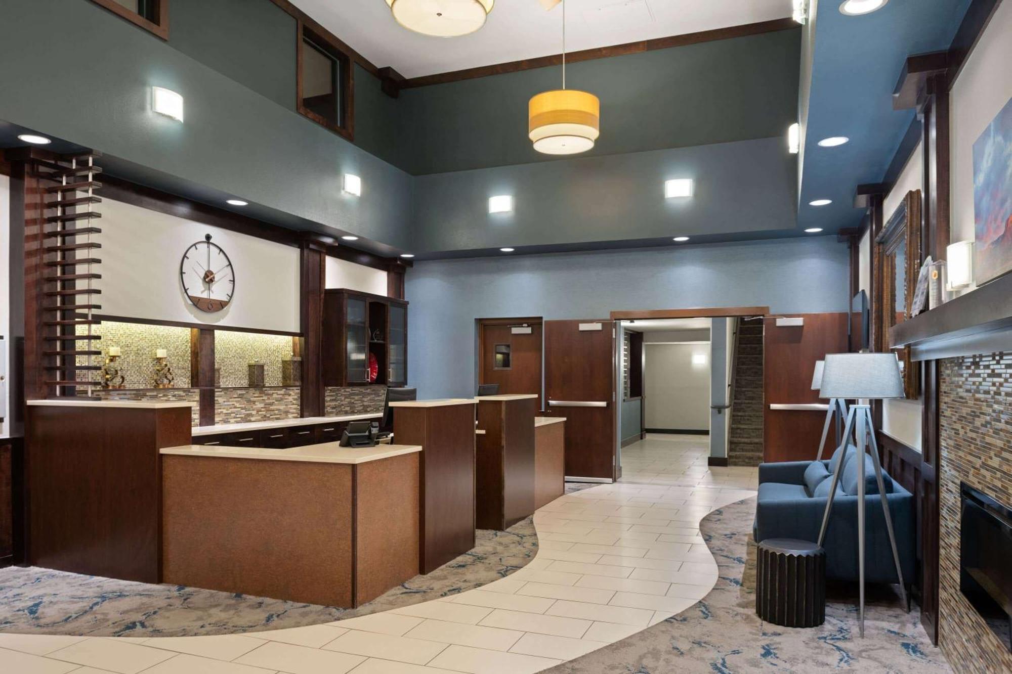 Super 8 By Wyndham Conrad Hotel Luaran gambar