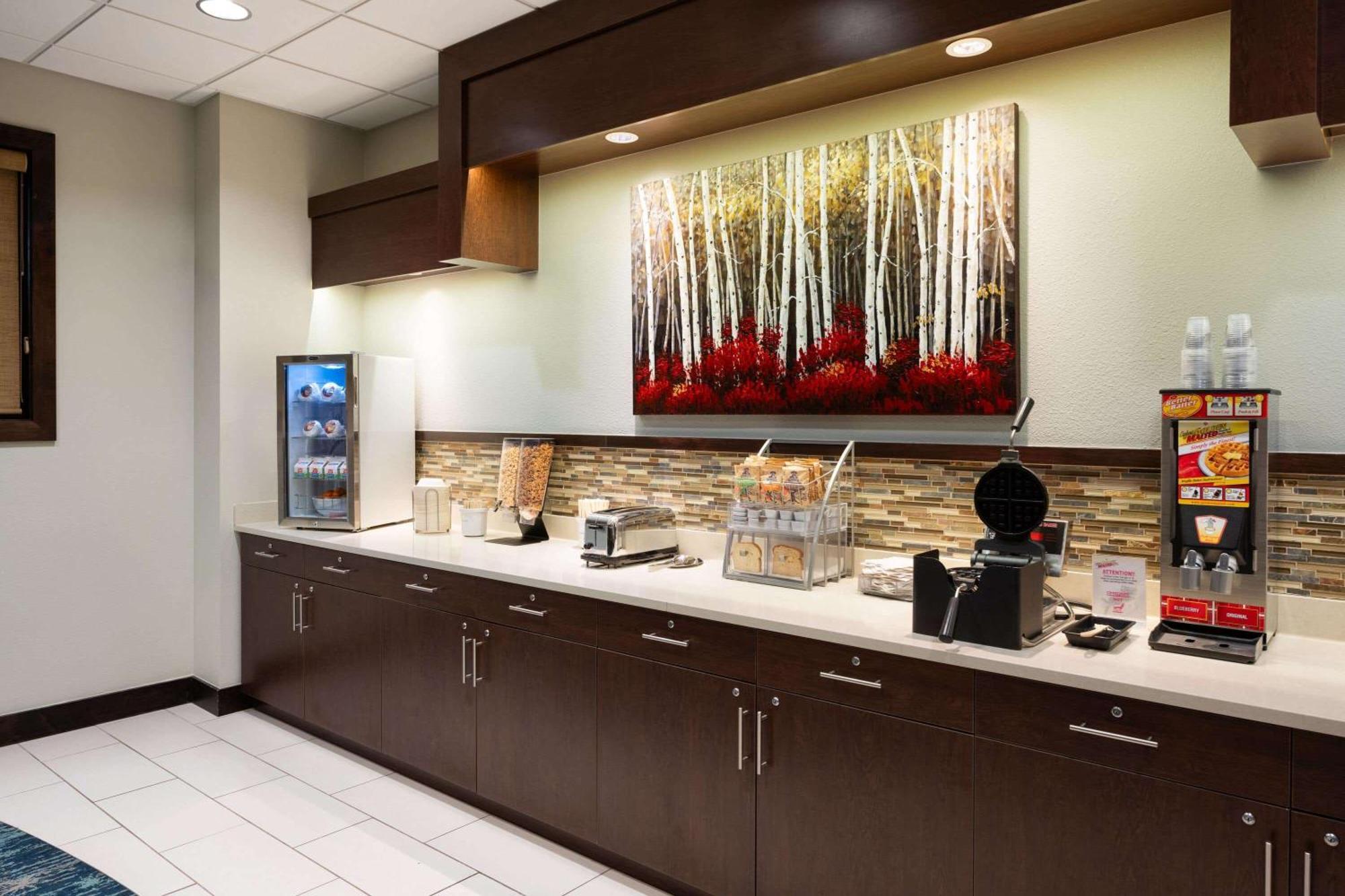 Super 8 By Wyndham Conrad Hotel Luaran gambar